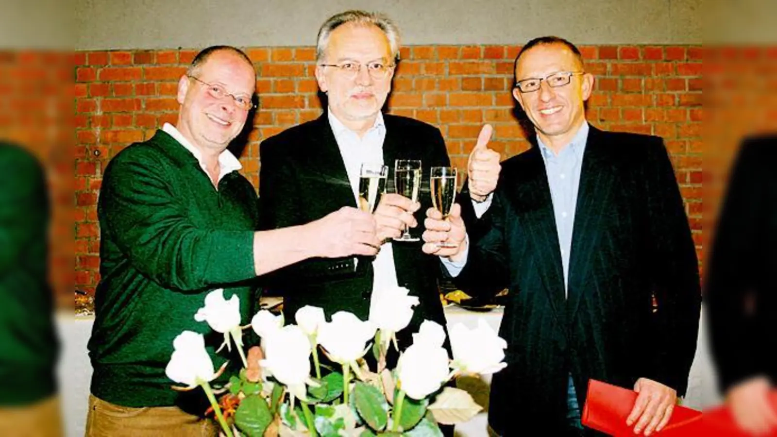 (V. re.): Vorsitzender Henning Strunk, Schulleiter und stellv. Vorsitzender Wolfgang Miller sowie stellv. Vorsitzender Uwe MacGregor.   (Foto: Hettich)