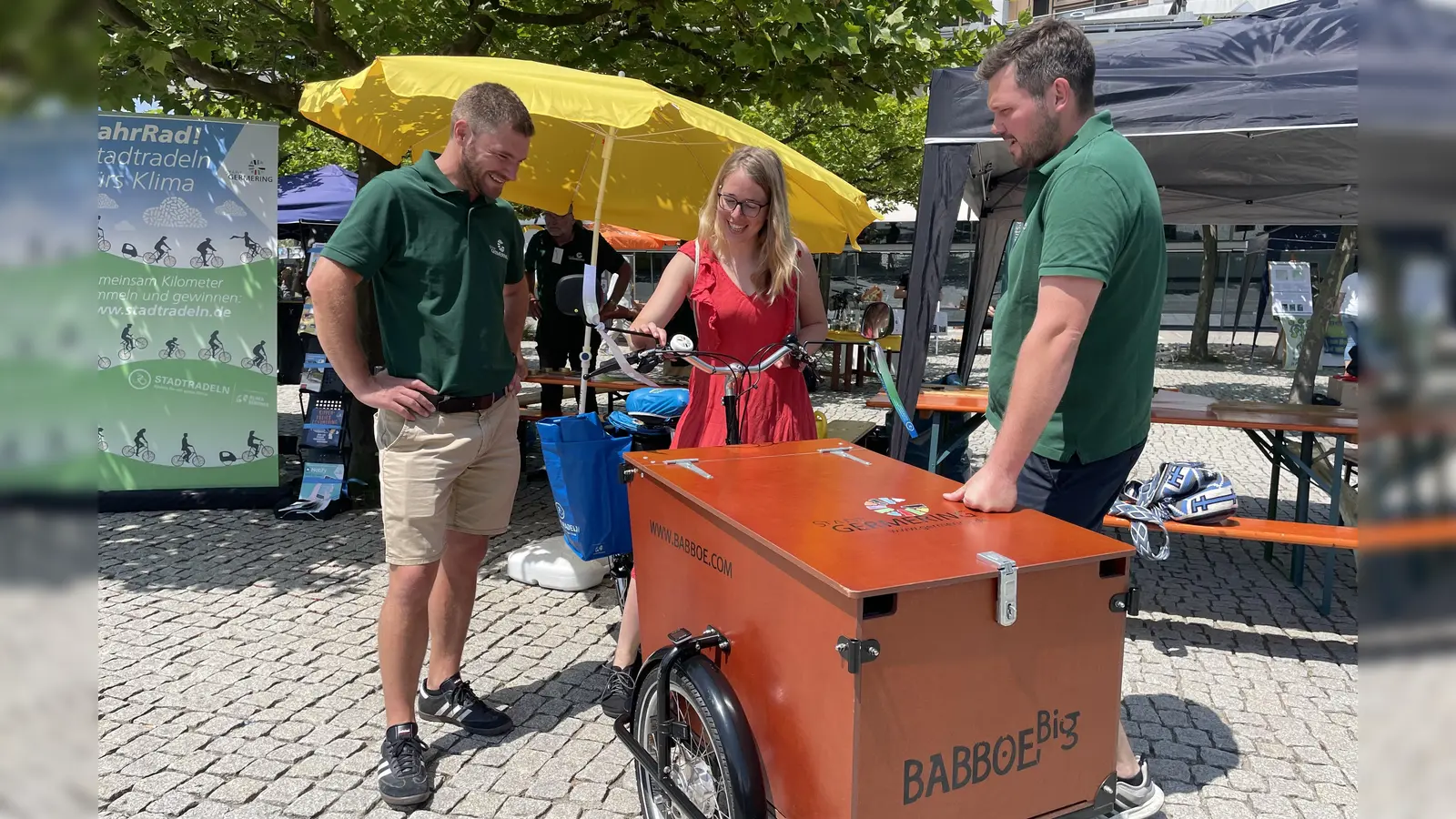 Sophie Schuhmacher (Grüne) macht eine Probefahrt auf dem Lastenrad der Stadt Germering. (Foto: pst)