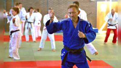 Franz Dausch, Judo-Vizeweltmeister, weiht seine Kollegen vom Judo-Club Germering-Unterpfaffenhofen, in die Feinheiten des Kampfsportes ein. Seine Karriere begann in den 80er Jahre. Seitdem ist er ein fester Teil der Judo-Gemeinschaft. (Foto: Oliver Lang)