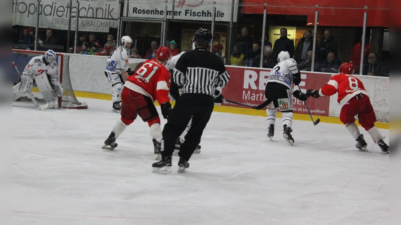 Philipp Quinlan (rotes Trikot # 61) in Aktion. Er wird auch in der kommenden Saison ins rot-weiße Trikot schlüpfen und zu den Leistungsträgern beim EHC Klostersee zählen. (Foto: smg/CU)