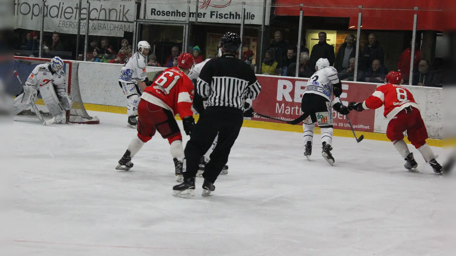 Philipp Quinlan (rotes Trikot # 61) in Aktion. Er wird auch in der kommenden Saison ins rot-weiße Trikot schlüpfen und zu den Leistungsträgern beim EHC Klostersee zählen. (Foto: smg/CU)