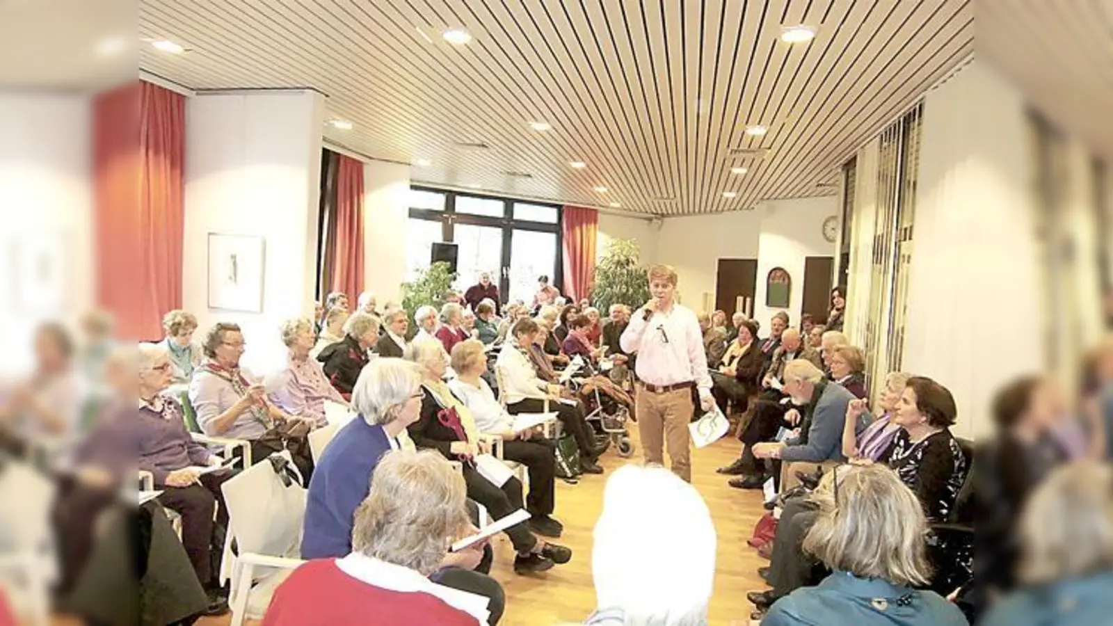 Rund 100 Interessierte, die Alten- und Service-Zentrum-Leiter Steffen Lohrey begrüßte, kamen zur Vorstellung der Bewerber für die zu wählende Seniorenvertretung bis 2017.    				 (Foto: hgb)