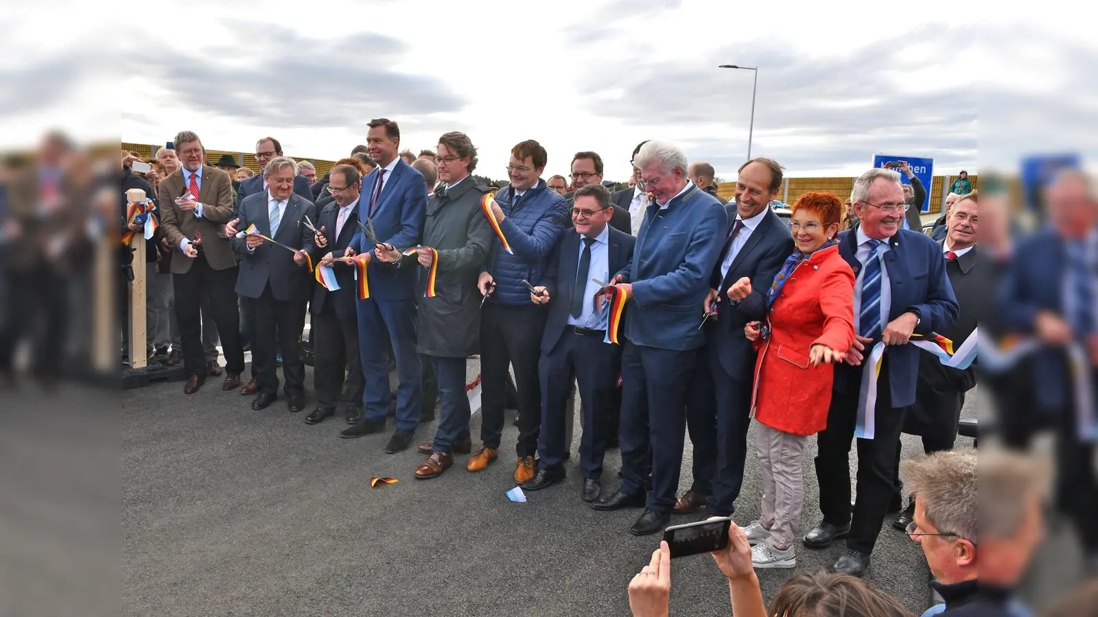 Der 33 Kilometer lange Abschnitt der A94 von München nach Passau wurde Ende September im Beisein von Bundesverkehrsminister Andreas Scheuer (CSU) eröffnet. Viele Jahre wehrten sich Autobahngegner erfolgreich gegen den Bau.  (Foto: Autobahndirektion Südbayern)