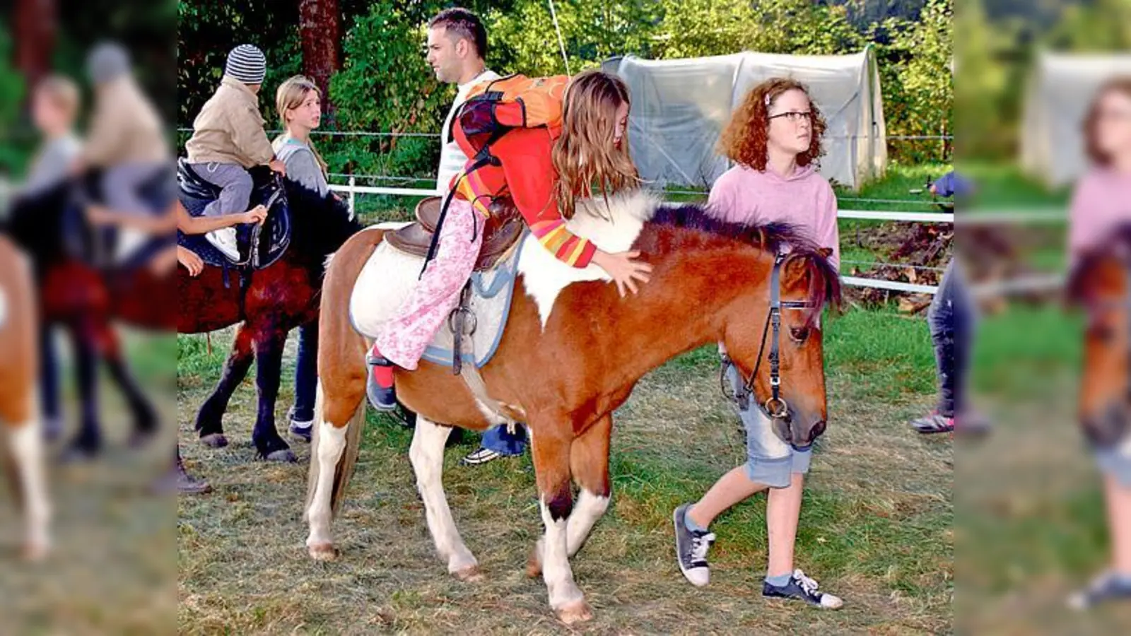 Höhepunkt für die kleinen Besucher des Hoffestes: das Ponyreiten.	 (Foto: Tagwerk Ökokiste)