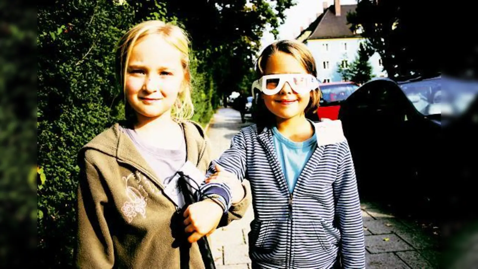 Führungswechsel: Nachdem Emma (r.) Tamara durch die Stadt gelotst hat, hat sie nun selber die Simulationsbrille auf, mit der sie kaum was sieht. 	 (Foto: ko)