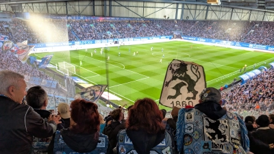 Weite Reise: Löwenfans in Rostock.  (Foto: M. Forster)