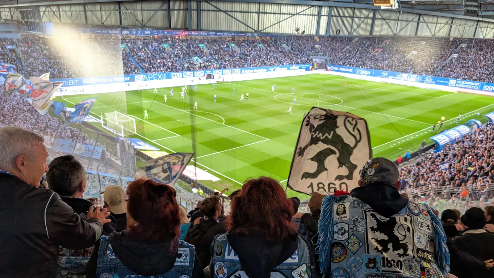 Weite Reise: Löwenfans in Rostock.  (Foto: M. Forster)