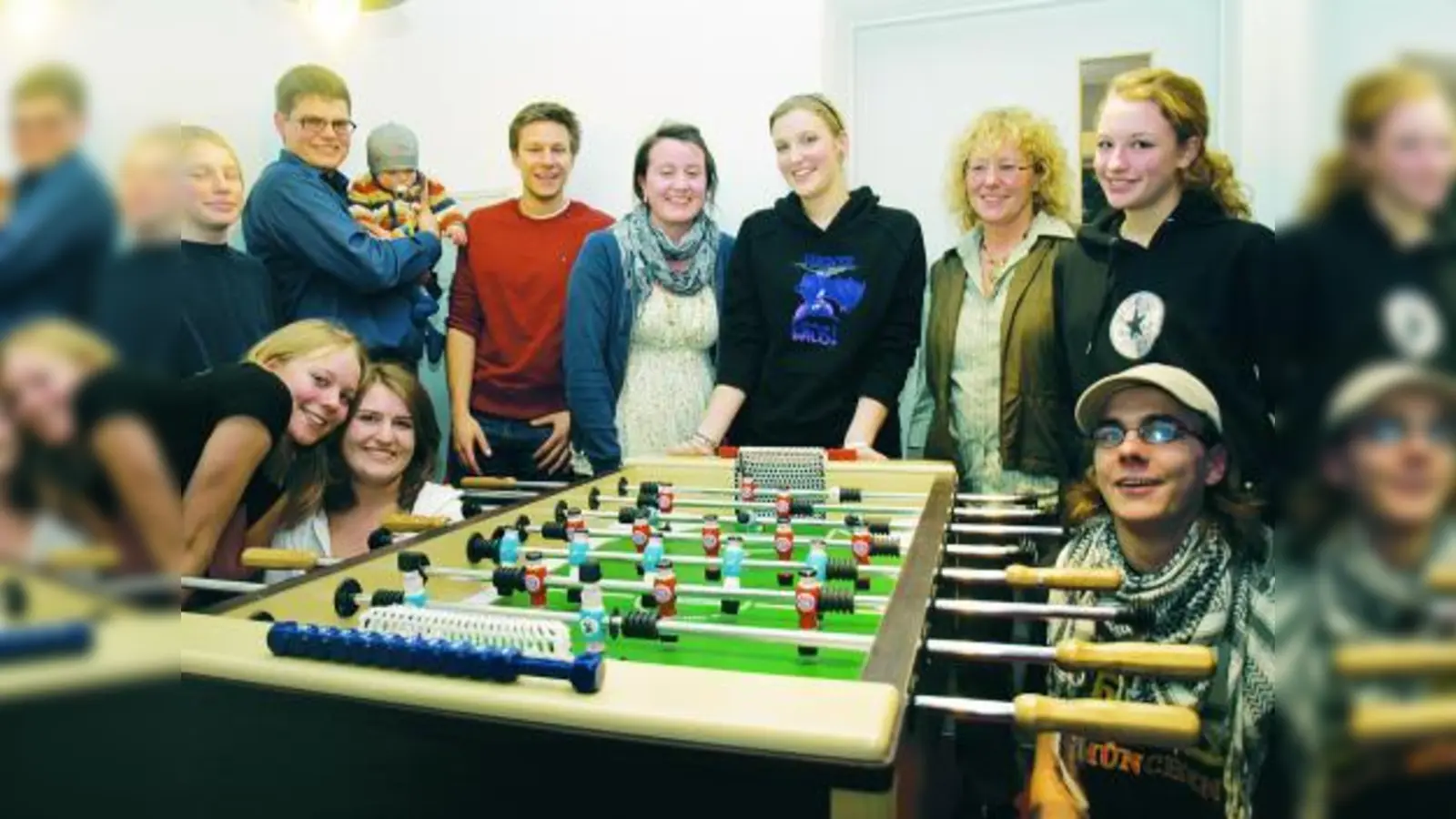 Die BA-Mitglieder Peter Auer (stehend 3. v.l.) und Gabriele Hartdegen (stehend 2. v.l.) besuchten die Jugendlichen und Jugendseelsorger Axel Pfeiffer (stehend 2. v.l.) im ejeb-Jugendtreff und überzeugten sich vom Erfolg des neuen Kickertischs. (Foto: CSU Allach-Untermenzing)