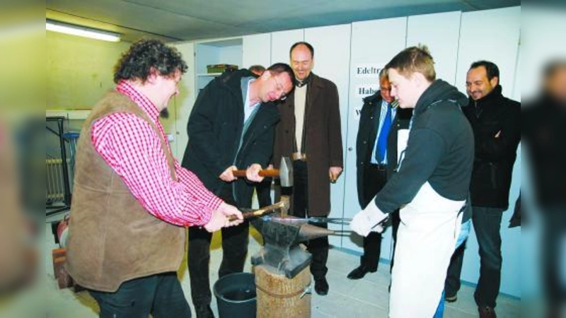 Kursleiter Oliver Beran (l.) und Oberbürgermeister Andreas Haas (Mitte) weihten die neue Werkstatt ein. (Foto: pi)