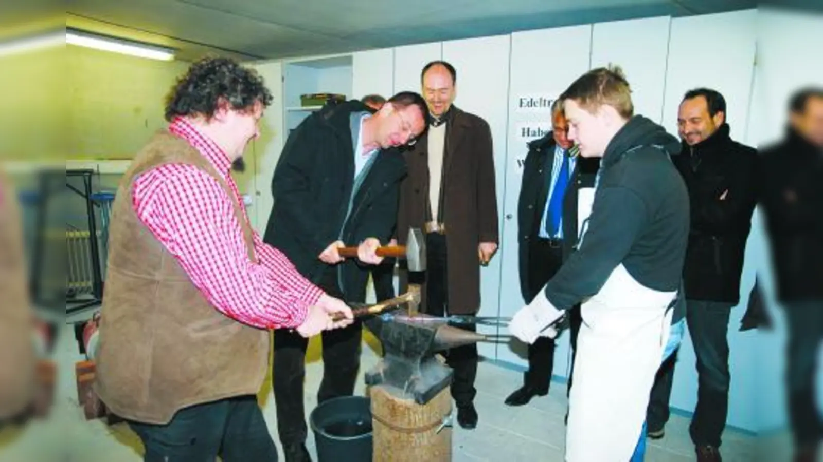 Kursleiter Oliver Beran (l.) und Oberbürgermeister Andreas Haas (Mitte) weihten die neue Werkstatt ein. (Foto: pi)