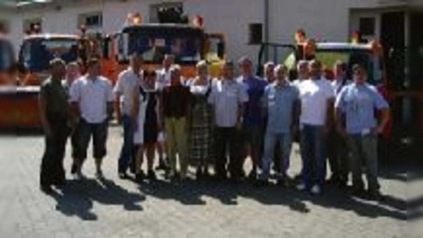 Bürgermeisterin Hannelore Gabor (achte von links) mit ihrem Stellvertreter Peter Riedl (links neben ihr) inmitten der Bauhof-Mitarbeiter. 	 (Foto: Stadt Garching)