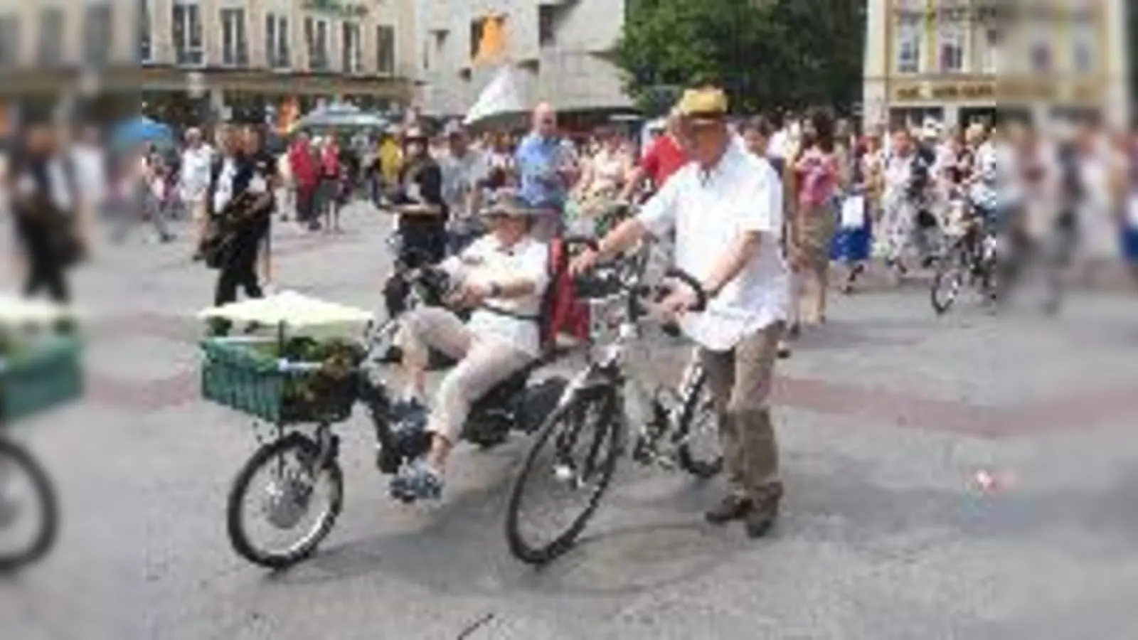 Gunda Krauss startete mit ihrem Pedelec-Dreirad vom Münchner Marienplatz zu ihrer großen Tour nach Rügen. Hep Monatzeder begleitete sie die ersten Kilometer.  (Foto: Green City)