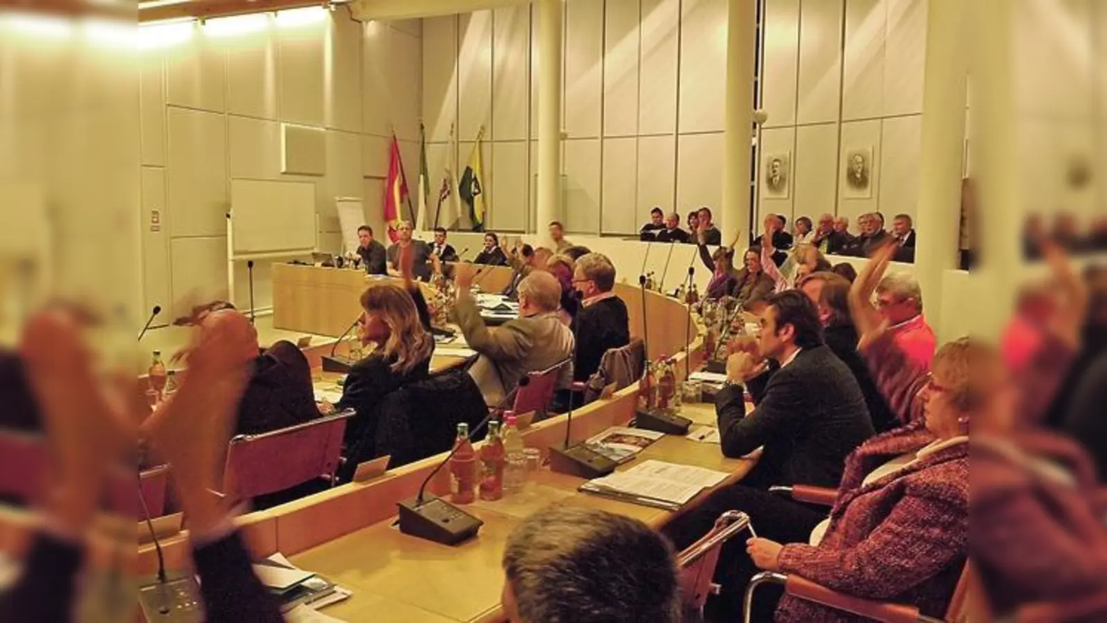 Einstimmig abgelehnt: Im Unterhachinger Gemeinderat blieb bei der Abstimmung gegen das Bürgerbegehren keine Hand unten.  (Foto: Kohnke)