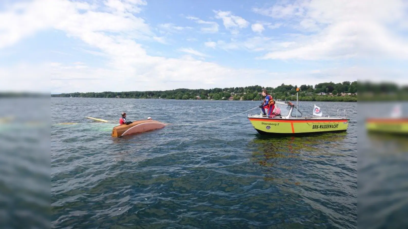 Ein gekentertes Segelboot wird aufgestellt, leergepumpt und in den Hafen geschleppt. (Foto: Wasserwacht Starnberg)
