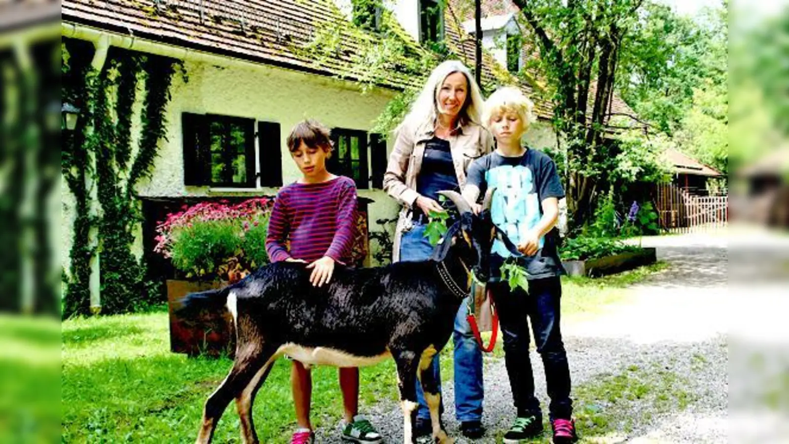Auf viele Besucher auf dem Begegnungshof freuen sich 1. Vorsitzende Ina Kirchhoff, David (l.) und Jakob (r.) sowie der freche Ziegenbock Brom.  	 (Foto: hol)