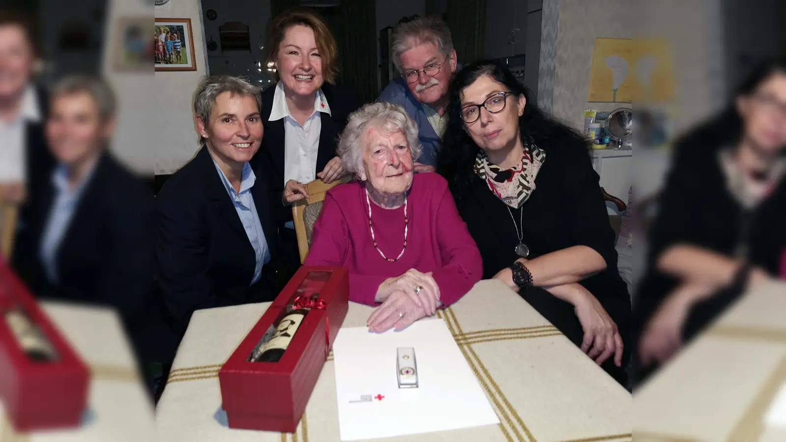 Doppelte Gratulation: (v.l. vorne) Irene Gruber, Dorle Kastenmeier, Gisela van der Heijden sowie (hinten:) Marion Rosner und Peter Mertins. (Foto: BRK )