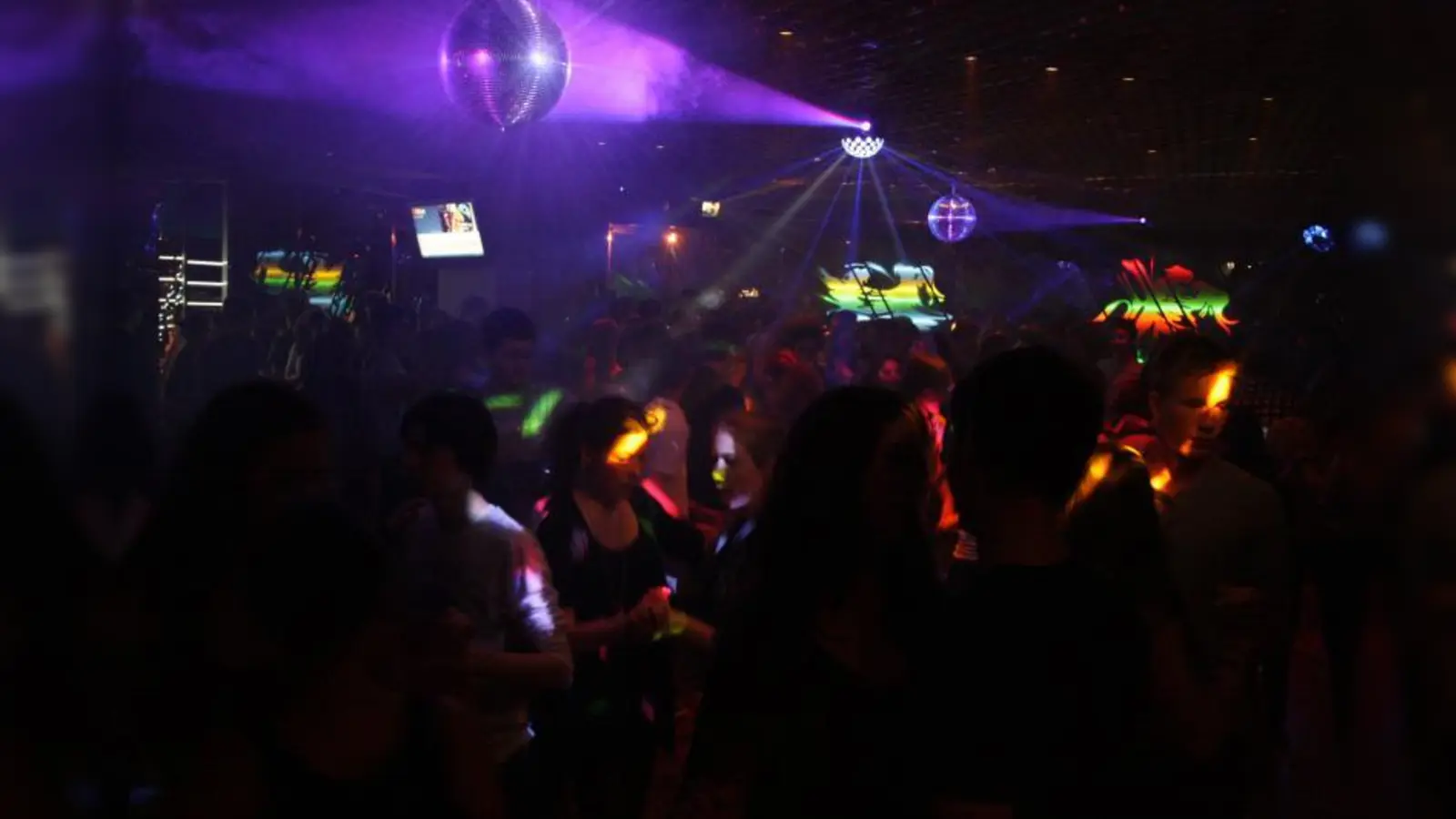 Bei den Tanz-Parties darf es schon ein bißchen „heiß” werden auf der Tanzfläche, in vollklimatisierten Räumen kein Problem. (Foto: Tanzschule Neubeck)