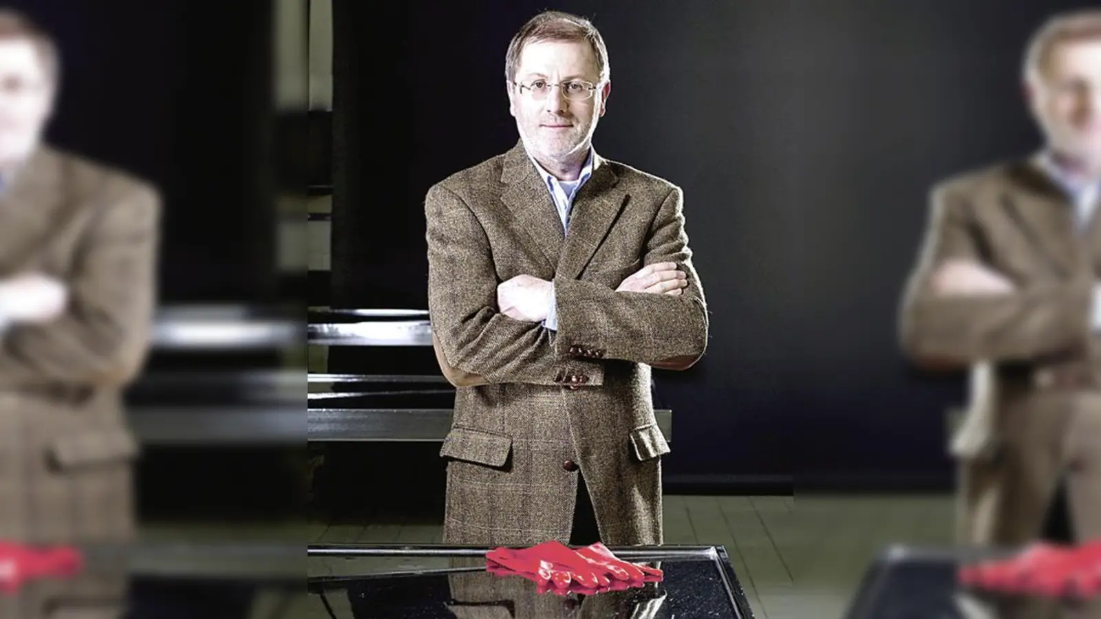 Leichenpräparator Alfred Riepertinger liest aus seinem Buch und erzählt über seine Arbeit.	 (F.: VA)