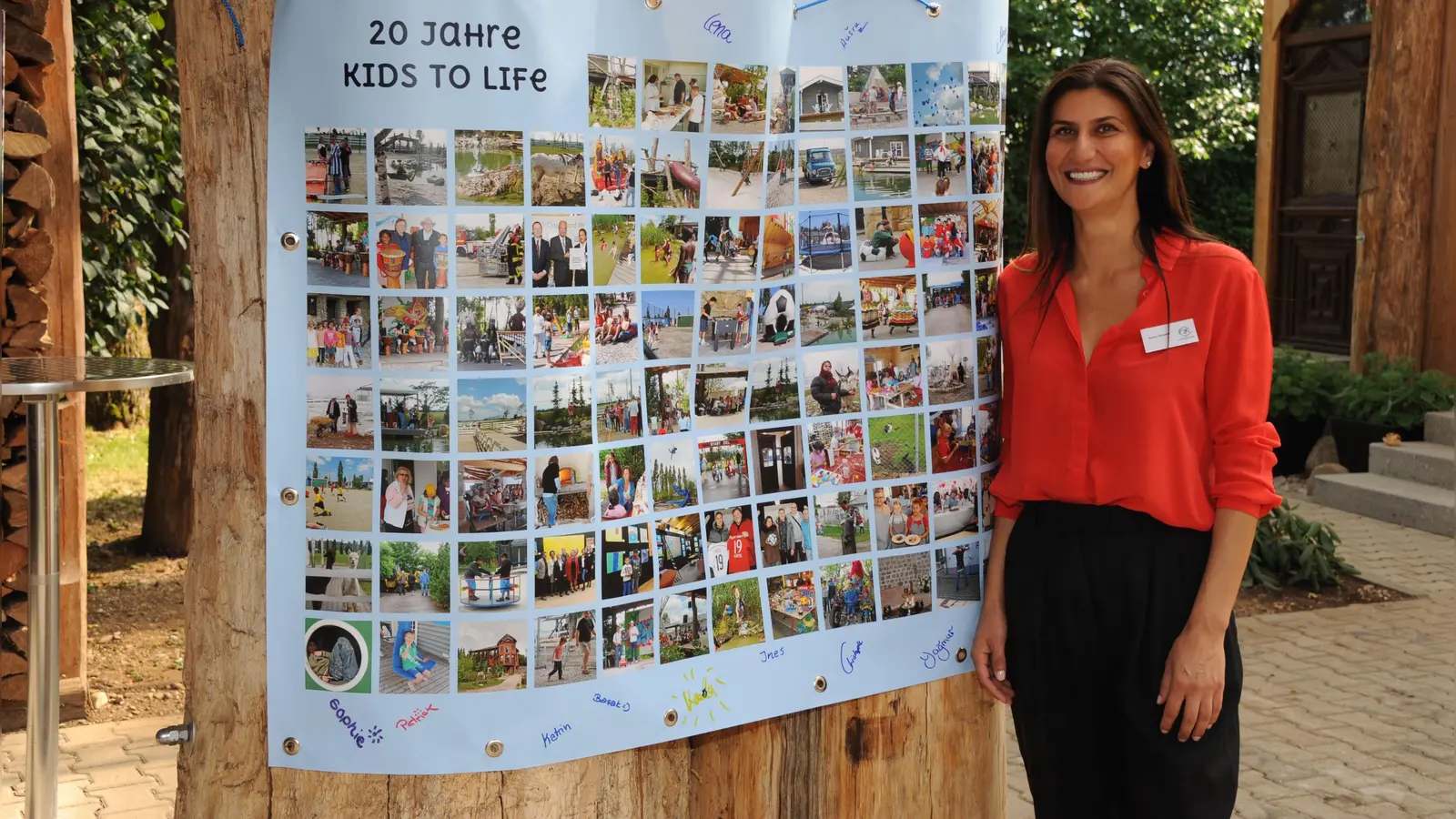 Stiftungsleitung Aynur Gündüz präsentierte beim Jubiläumsfest zahlreiche Eindrücke aus den vergangenen 20 Jahren. (Foto: Volker Lannert )