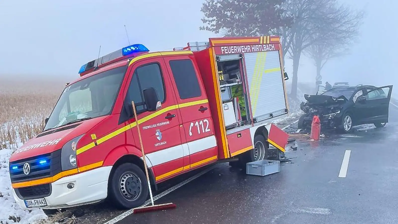 Die VW-Fahrerin rutschte auf spiegelglatter Fahrbahn in das Feuerwehrauto. (Foto: KBI Dachau)