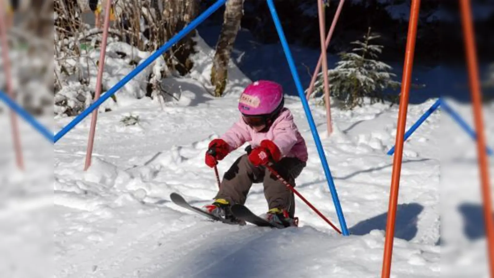 Standhaftigkeit beweist hier „Skizwerg“ Maike auf den sanften Hügeln des, von den ESV-Skilehrern eigens angelegten Geländegartens direkt bei der Sportalm im Spitzinggebiet. (Foto: ESV Neuaubing)