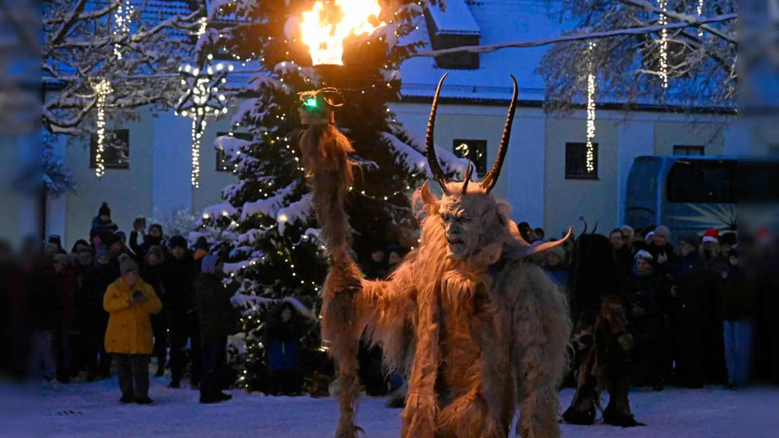 Schaurig wird es beim Auftritt der Passauer Höllengeister im Ismaninger Hain. Zuvor kann man sich jedoch noch mit Glühwein und Würsteln stärken. (Foto: Ursula Baumgart)