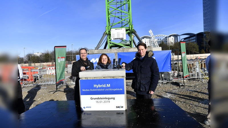 Bei der Grundsteinlegung waren mit dabei (v.l.n.r.): Werner Albrecht (SWM Geschäftsführer Immobilien), Alexandra Diessner (kommissarische Leiterin des Busbetriebs) und Florian Bieberbach (Vorsitzender SWM Geschäftsführung) (Foto: SWM)