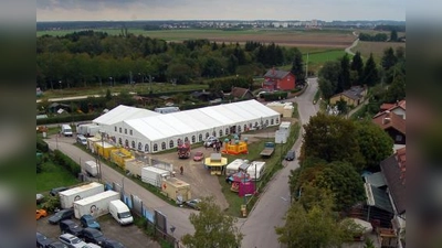 Blick auf die Belandwiese während des Aubinger Herbstfestes: Rechts schlängelt sich der Germeringer Weg Richtung Germering, hinten führt die Georg-Böhmer-Straße zum S-Bahnhof Aubing – und das kleine Verbindungssträßchen im Vordergrund wird nun zum „Belandwiesenweg“. (Foto: Eva Schraft)