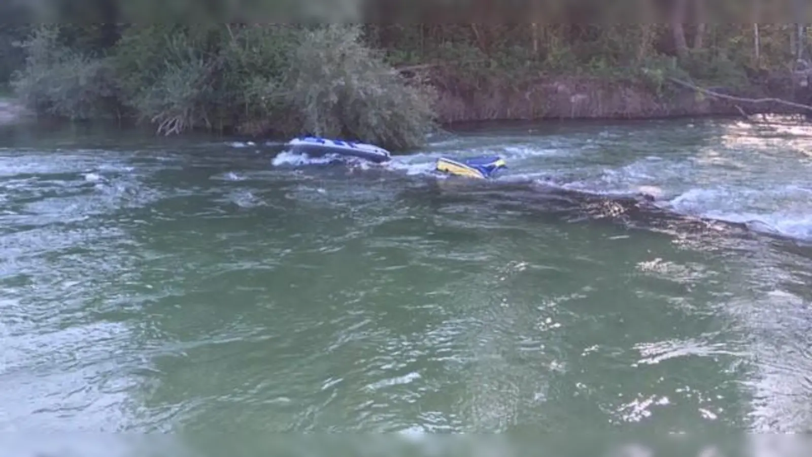 Ein querliegender Baum in der Isar zwischen Dürnsteiner Brücke und dem Kraftwerk Mühltal hat bereits einige Boote zum Kentern gebracht.  (Foto: Heike Woschee)
