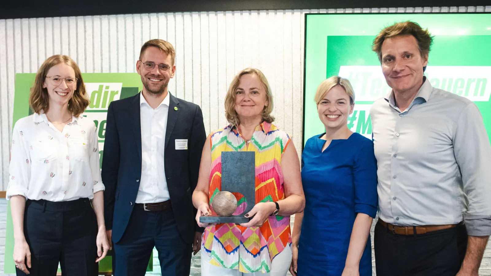 Katharina Habersbrunner (Mitte) mit den beiden Landesvorsitzenden der Grünen, Eva Lettenbauer und Thomas von Sarnowski (beide links), sowie MdL Katharina Schulze und MdL Ludwig Hartmann (beide rechts). (Foto: Andreas Gebert)