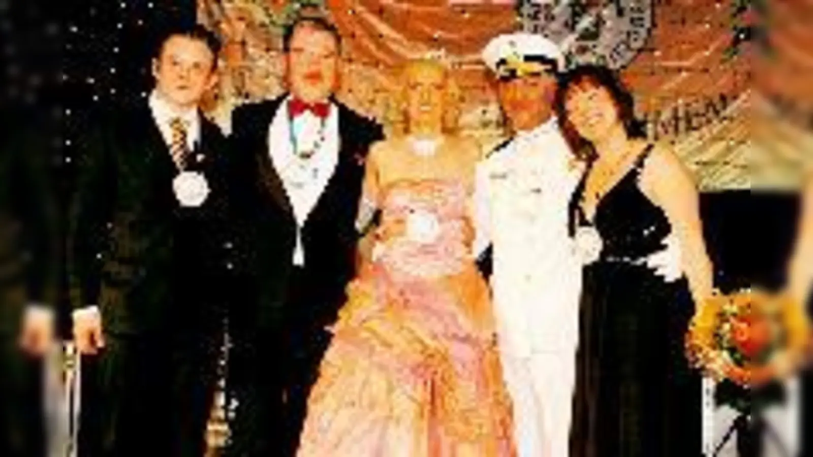 Politiker und das Prinzenpaar: Prinzessin Kathrin I. und Prinz Peter I., eingerahmt von Florian Simonsen, Alexander Reissl und Diana Stachowitz.  	 (Foto: MFC)