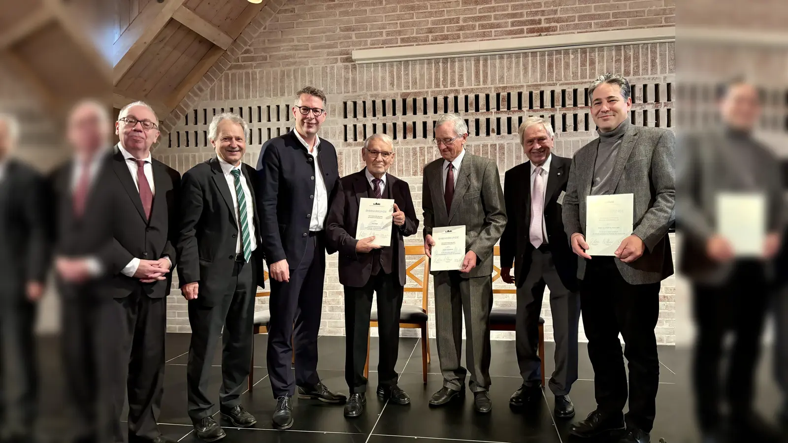 Ehrung für verdienstvolle Mitglieder mit (v.l.) Johannes Wimmer und Andreas Ellmaier, Staatsminitser Markus Blume, Willi Fries, Franz Meisinger, Karl-Heinz Wittmann und Max Faltlhauser. (Foto: Ulrike Seiffert)