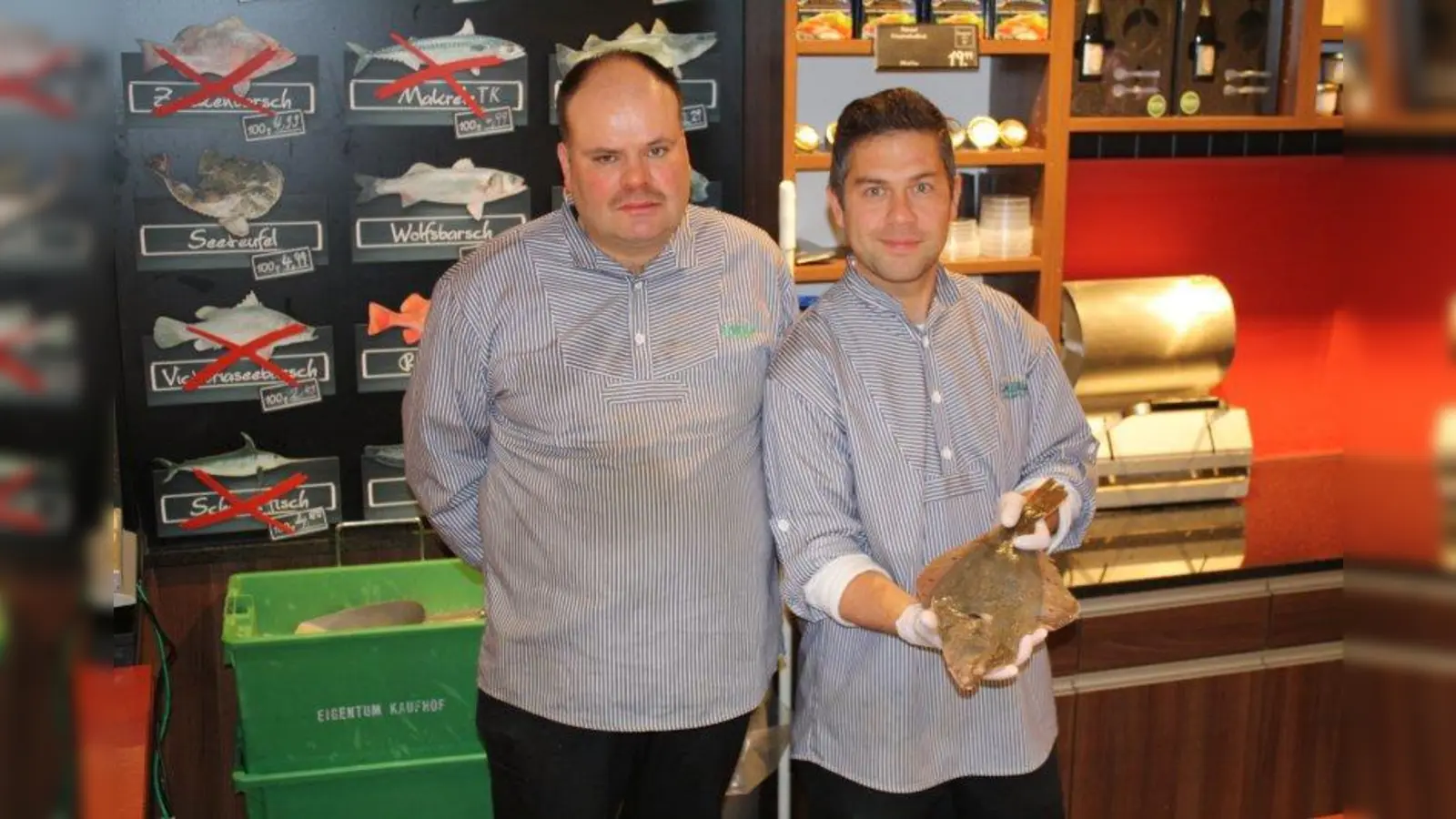 An der Fischtheke bieten Stefan Antal (r.) und Josef Schneider köstlichen Fisch, natürlich auch zum Grillen. (Foto: sb)