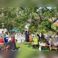 Mit einem Open-Air-Gottesdienst startet das Weinfest des Gartenbauvereins, das in diesem Jahr unter dem Motto: „Weinzigartig” stattfindet. (Foto: Gartenbauverein Allach)