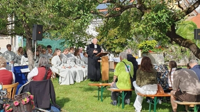 Mit einem Open-Air-Gottesdienst startet das Weinfest des Gartenbauvereins, das in diesem Jahr unter dem Motto: „Weinzigartig” stattfindet. (Foto: Gartenbauverein Allach)