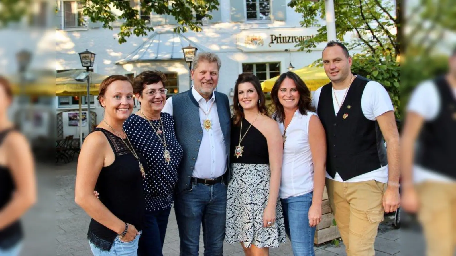 „Die Jubiläumspaare stehen schon fest, mehr wird noch nicht verraten.” Der junge, engagierte Würmesia-Vorstand mit Schriftführerin Daniela Breitenberger, Schatzmeisterin Eli Leckert, den Vizechefs Harald Zipfel und Nina Marec, Präsi Tanja Wissel und Hofmarschall Peter Mergel (v.l.) vorm Pasinger Prinzregent. (Foto: us)