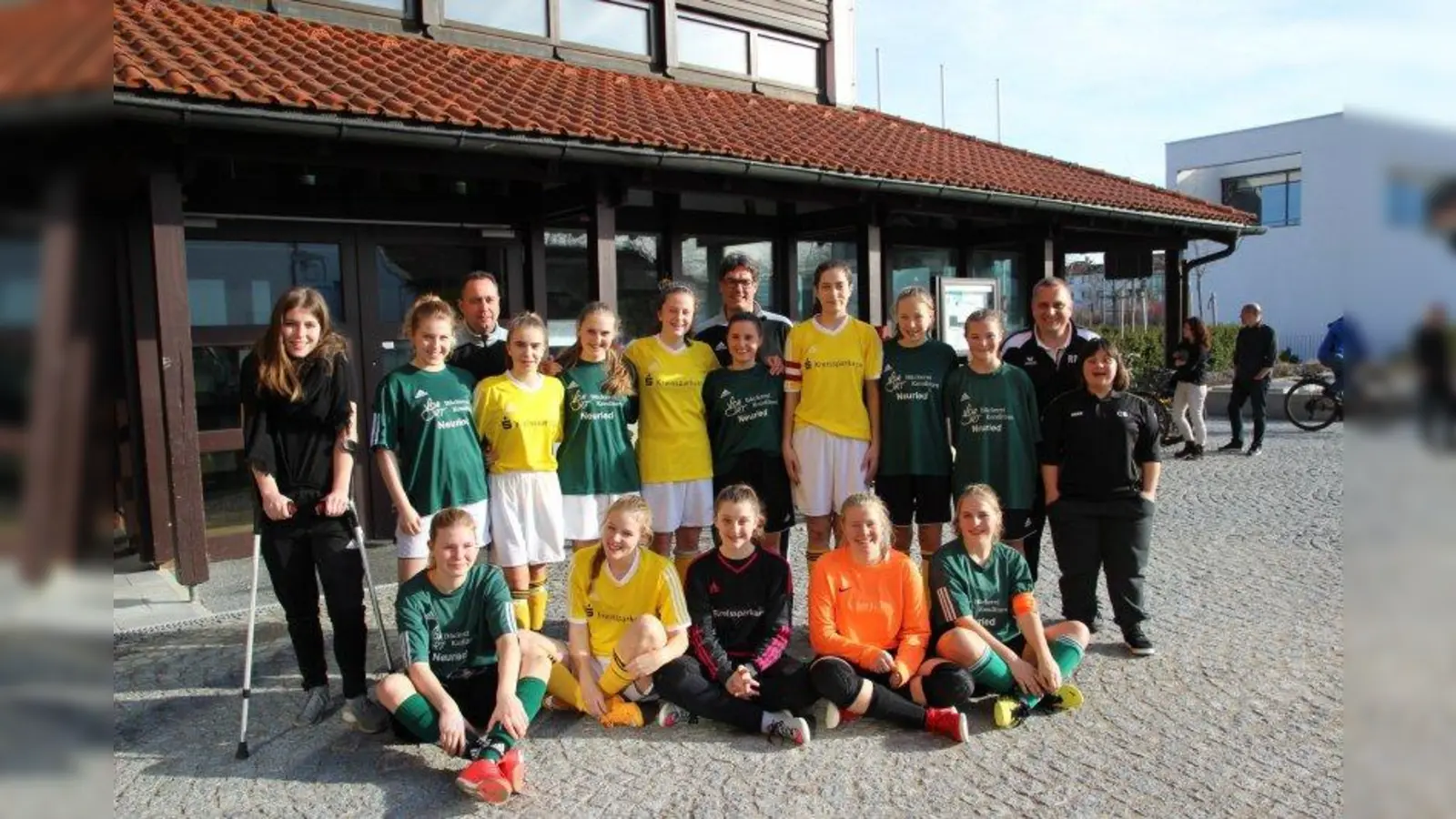 „Der Hallenmeister ist wirklich das höchste, das man in der Wintersaison erreichen kann. Wir sind mächtig stolz auf die Mädels.“ Trainer Luis Serafin, Erik Kirschner und CO-Trainer Rene Bormann (hinten, von links) mit einigen Fußballmädchen der erfolgreichen Spielgemeinschaft des DJK Planegg und TSV Neuried. (Foto: us)