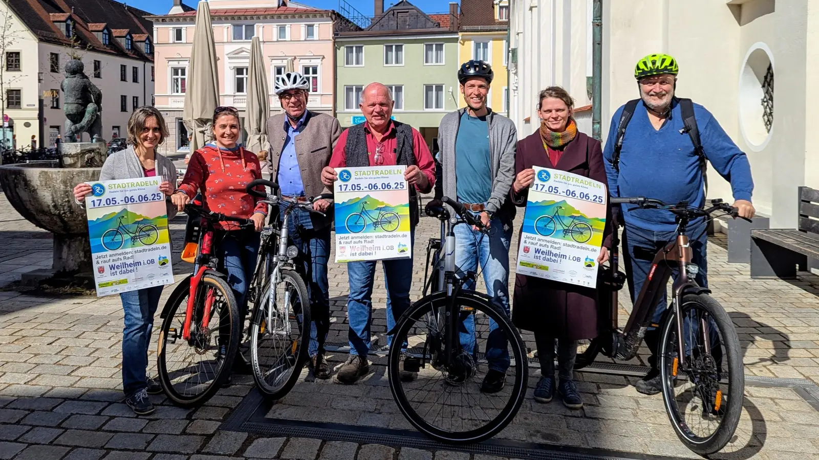 Freuen sich aufs Stadtradeln (v.l.): Gisela Schuster (Tourist-Info), Jutta Liebmann (Amt für Standortförderung, Kultur &amp; Tourismus), Markus Loth (Erster Bürgermeister), Michael Sendl (Werbepartner), Stefan Frenzl (Radverkehrsbeauftragter), Ricarda Sendl (Werbepartner) und Albert Schencking (Lokale Agenda 21). (Foto: Stadt Weilheim)