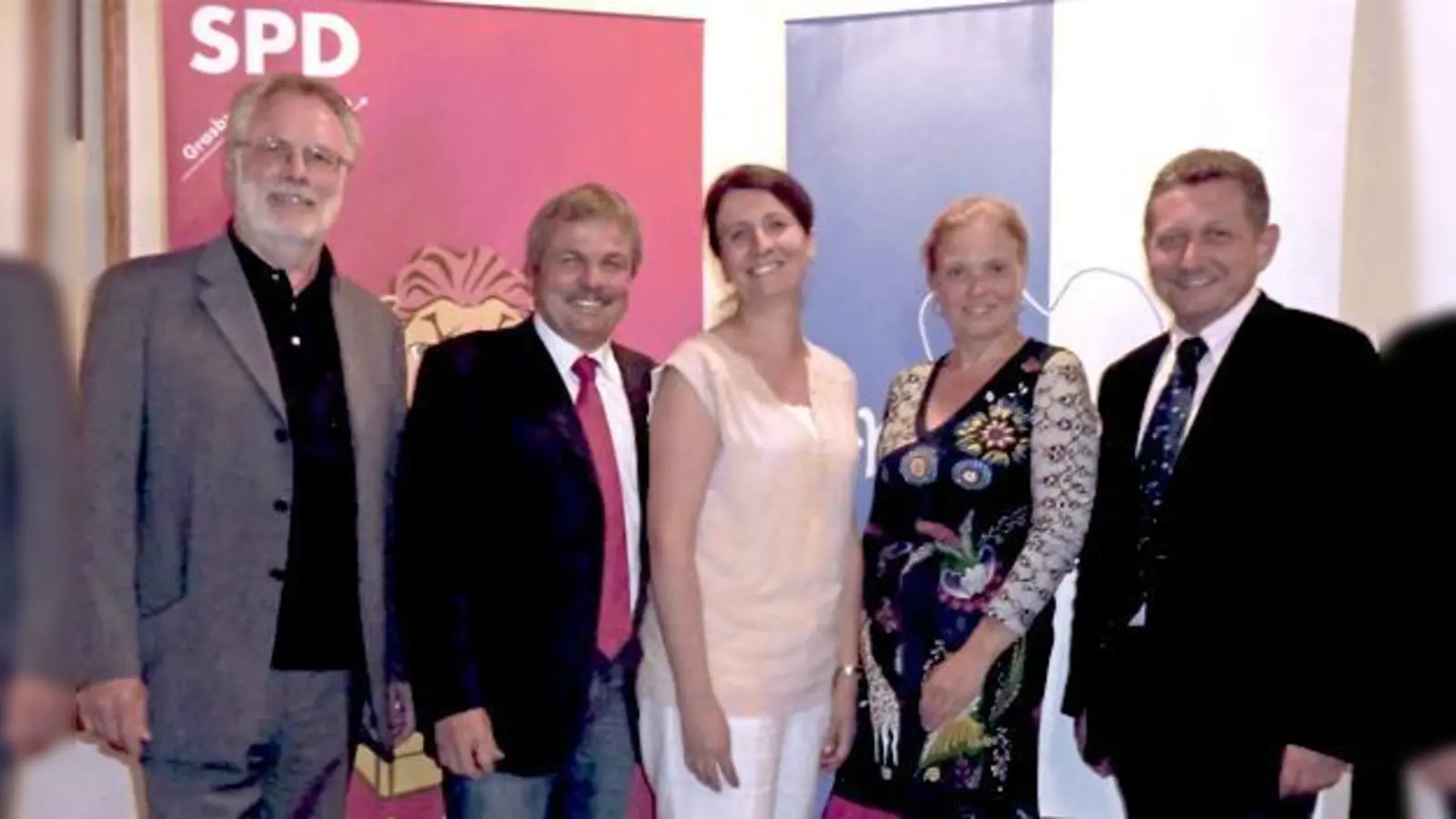 Günther Fetzer (Schriftführer), Ulrich Hammerl (Stellvertreter), Michaela Mellinger (erste Vorsitzende), Helga Weiß (Kassiererin) und Bürgermeister Klaus Korneder (v.l.n.r.).	 (Foto: privat)