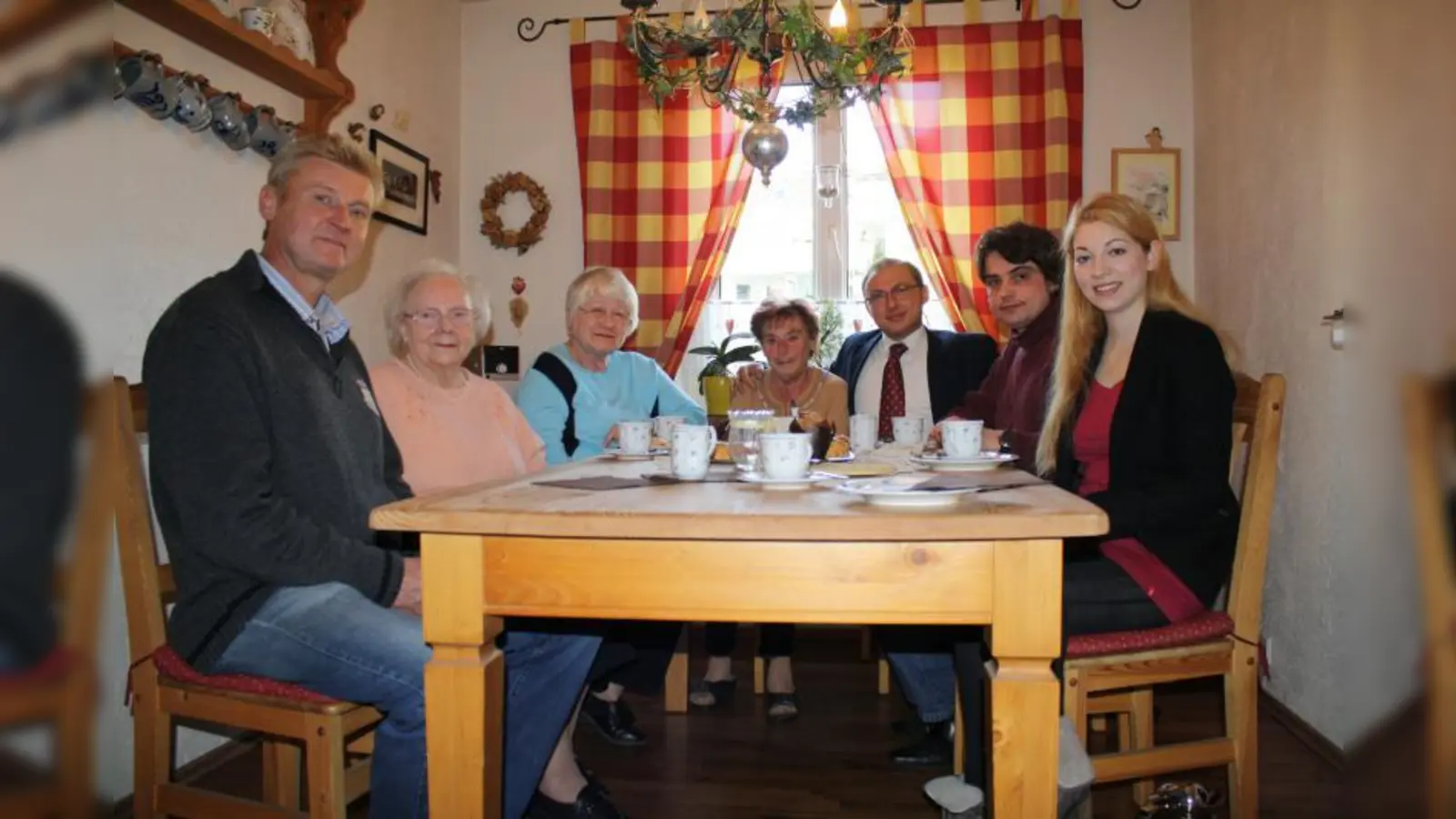 Hausmeister Stefan Tokos (li.) im Kreise seiner „Fans”: Elfriede Fischer, Elfriede Plew, Magdalena Czekalla, Alessio Martone, Andreas Schlenz und Sarah Saffnauer (v.l.). (Foto: sb)
