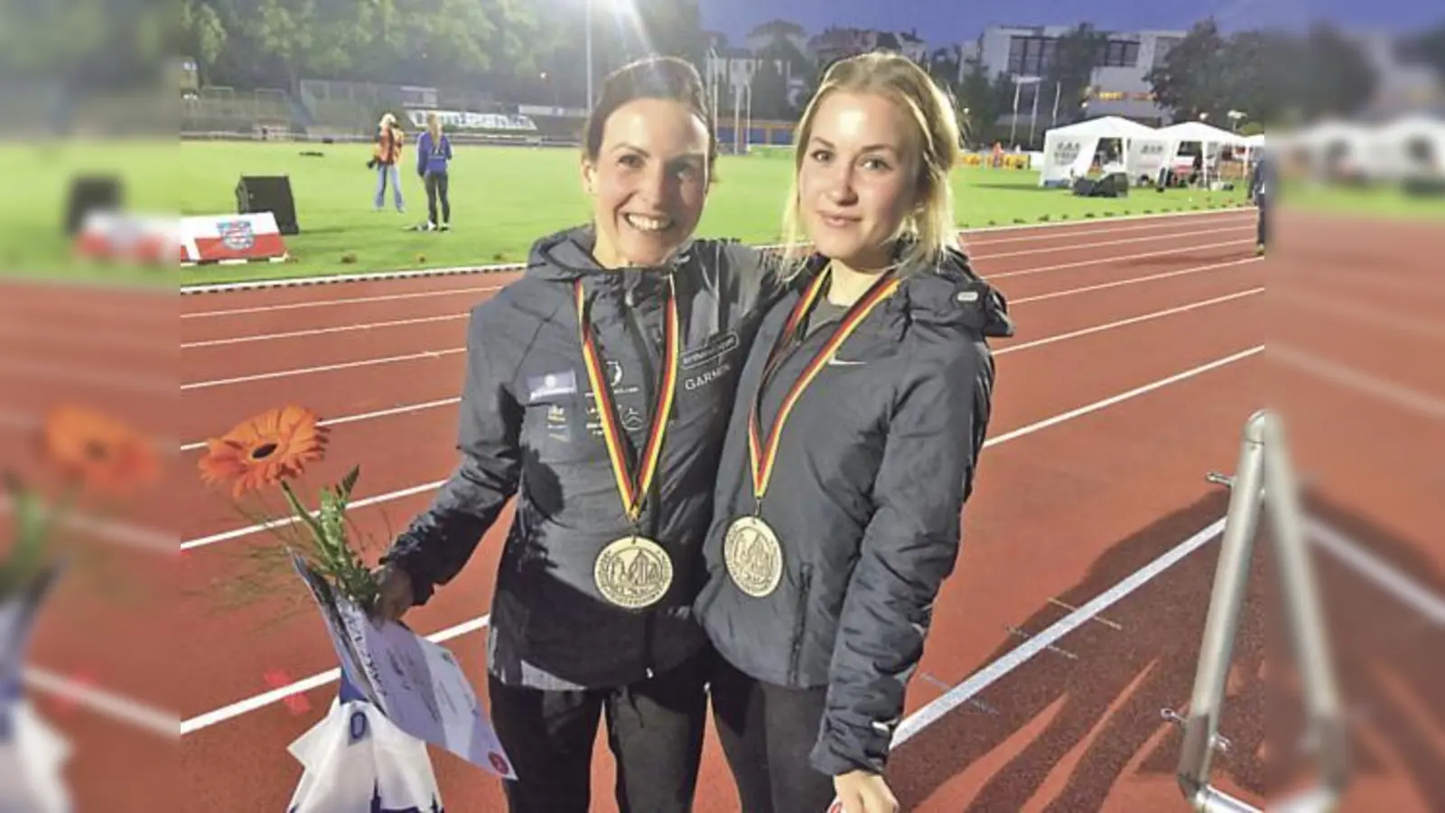 Marina Rappold (rechts) von der LG Sempt ist über 10.000 Metern die zweitschnellste Deutsche unter 23 Jahren. Links Sabrina Mockenhaupt, die 2012 an den Olympischen Spielen in London teilgenommen hatte.	 (Foto: LG Sempt)