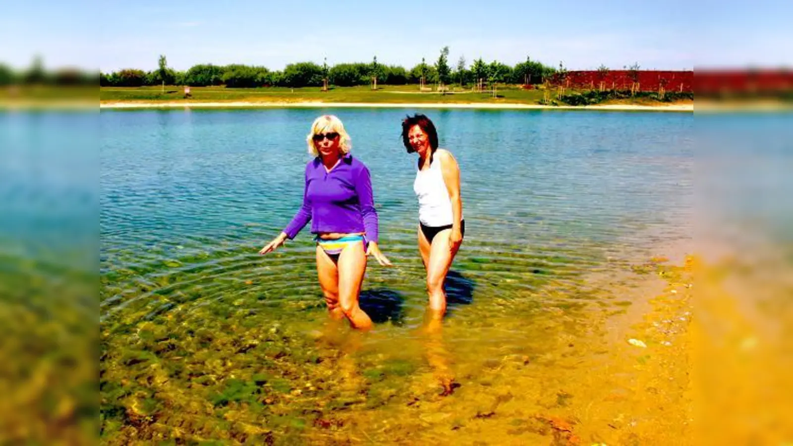 Doris aus Poing (oben li.) und ihre Nürnberger Freundin Claudia trauten sich schon letzte Woche ins Wasser. »Noch sehr frisch!« war ihr Votum.  (Foto: Gabriele Heigl)
