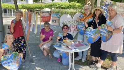 Die Omas for Future bei ihrer Hitzeschutz-Aktion. (Foto: Omas for Future Germering)