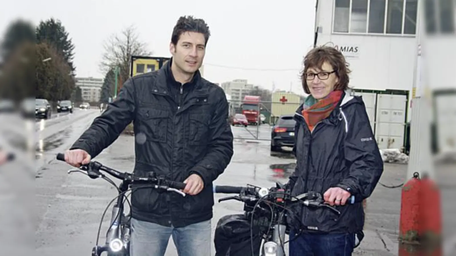 Die Fahrradbeauftragten des Bezirksausschusses Feldmoching-Hasenbergl: Birgit Trautner und Alexander Heckl. 	 (Foto: Julia Stark)