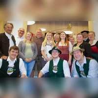 Der Maisinger Festausschuss (erste Reihe v.l.): Xaver Kaspar, Severin Benedikt, Joachim Benedikt, (zweite Reihe) Anton Groiss, Paula Pfeffer, Sophie Schmidtke, Sofie Benedikt, Magret Kaspar sowie (dritte Reihe) Dennis Walther, Klaus Gawellek, Pia Benedikt, Ariane Niedermair, Thomas Golinski und Barbara Kappelmeier-Benedikt.  (Foto: Freiwillige Feuerwehr Maising)