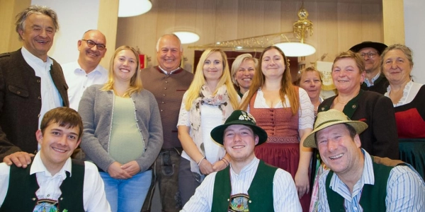 Der Maisinger Festausschuss (erste Reihe v.l.): Xaver Kaspar, Severin Benedikt, Joachim Benedikt, (zweite Reihe) Anton Groiss, Paula Pfeffer, Sophie Schmidtke, Sofie Benedikt, Magret Kaspar sowie (dritte Reihe) Dennis Walther, Klaus Gawellek, Pia Benedikt, Ariane Niedermair, Thomas Golinski und Barbara Kappelmeier-Benedikt.  (Foto: Freiwillige Feuerwehr Maising)