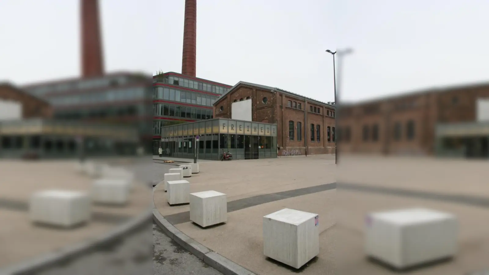 Trotz Poller wird während Veranstaltungen der Platz mit dem Kunstwerk immer noch als Parkfläche zweckentfremdet. (Foto: ws)