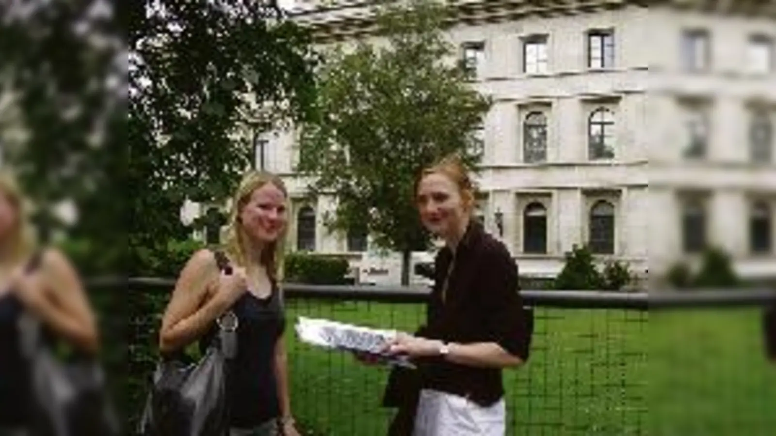 Hier soll ab 2010 ein NS-Dokumentationszentrum entstehen. Kathrin Kollmeier und Assistentin Julia Höffner blicken erwartungsvoll in dessen Zukunft.	  (Foto: js)