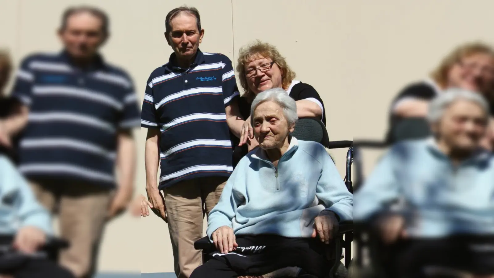 „Hier lebe ich meinen Berufstraum.” Andrea Praml (hinten) mit Hildegard May und Rudi Wimmer. (Foto: US)