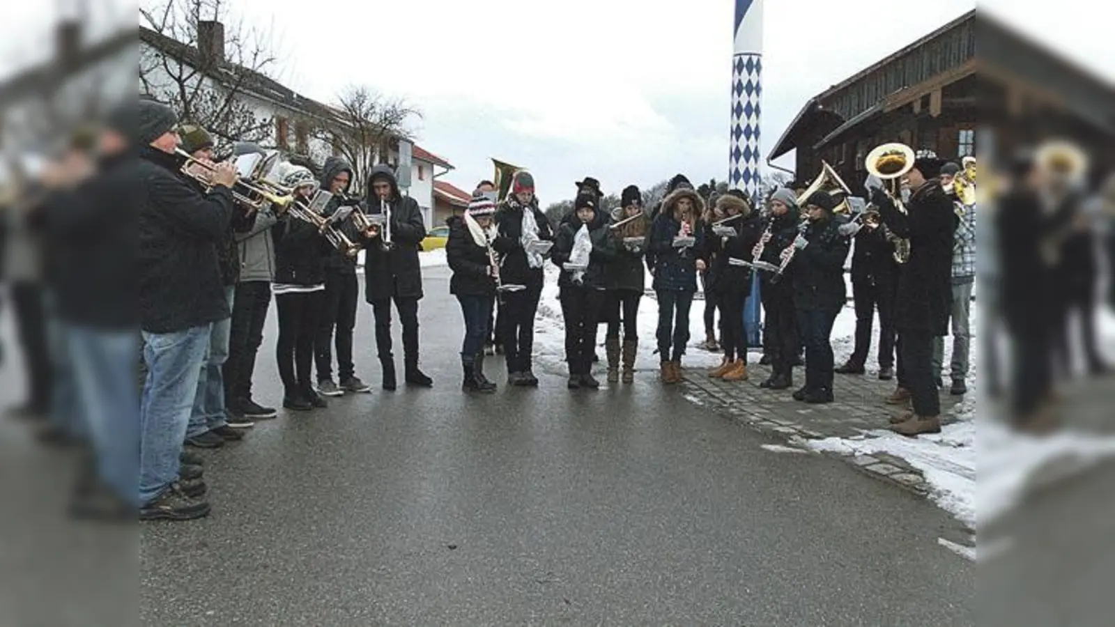 Von 8 bis 18.30 Uhr ziehen die Blasmusikanten musikalisch von Ort zu Ort.	 (Foto: Steinhöringer Blasmusik)